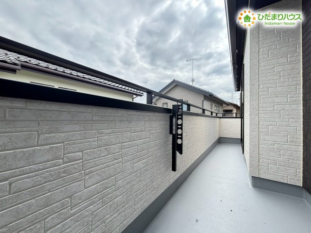 嵐山町志賀　4期　新築一戸建て　グラファーレ　01のバルコニー|2部屋から出入りできる便利なバルコニーです。洗濯物が干しやすく、風通しも良好◎家族の生活動線が整い、毎日の家事がスムーズに進みます!