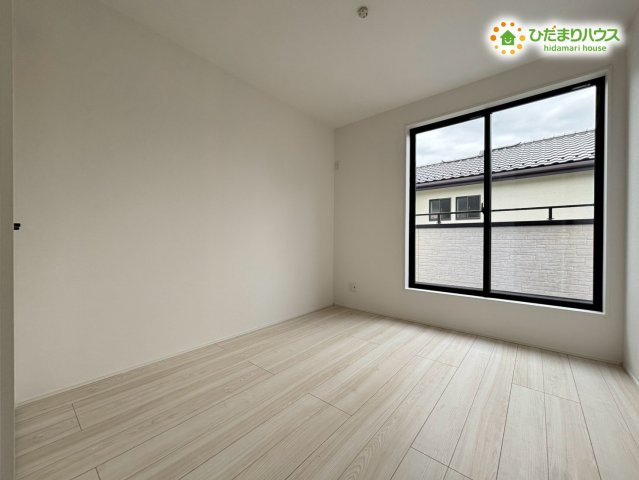 嵐山町志賀　4期　新築一戸建て　グラファーレ　01の子供部屋|バルコニーに面した明るい洋室は、お子様の一人部屋にピッタリ!(^^)!自然光がたっぷり入り、勉強や遊びがはかどる環境です。