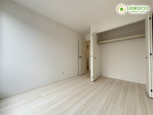嵐山町志賀　4期　新築一戸建て　グラファーレ　01の内装|クローゼット付きで荷物をすっきり片付けられ、毎日の支度もスムーズです。成長に合わせて使いやすい広さが確保され、家族の暮らしを心地よく支えてくれるお部屋です!