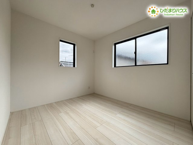 嵐山町志賀　4期　新築一戸建て　グラファーレ　01の子供部屋|2面採光で明るさが心地よい洋室。風通しも良く、快適に過ごせる空間です。お子様のお部屋としてはもちろん、テレワークスペースや趣味のお部屋としても活用いただけます( *´艸｀)