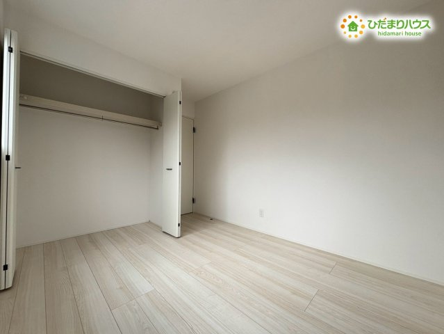 嵐山町志賀　4期　新築一戸建て　グラファーレ　01の内装|明るい色味の内装は、家族が過ごしやすい落ち着いた雰囲気♪広さがしっかり確保されており、使いやすい空間になっております。収納も取り入れやすく、毎日の暮らしが快適に整います!