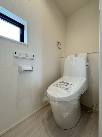嵐山町志賀　4期　新築一戸建て　グラファーレ　01のトイレ|2階にもトイレが備わっており、忙しい時間帯の支度がしやすい便利な設備！窓付きで換気もしやすく、家族みんなが快適に過ごせる心地よさが整っています!
