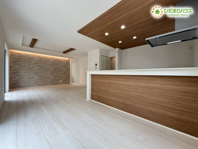 嵐山町志賀　4期　新築一戸建て　グラファーレ　01の居間・リビング|ゆとりのある広さのLDKは19.5帖！開放感たっぷりで、食事や団らんをゆったり楽しめる空間です。家具配置もしやすく暮らしやすさが際立ちます!
