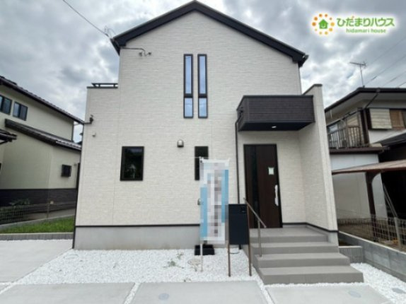 嵐山町志賀　4期　新築一戸建て　グラファーレ　01の外観|白を基調とした外観は、明るく爽やかな印象で街並みにやさしく馴染む佇まい☆南東向きの光が映えて、より一層清潔感のある雰囲気が広がります。
