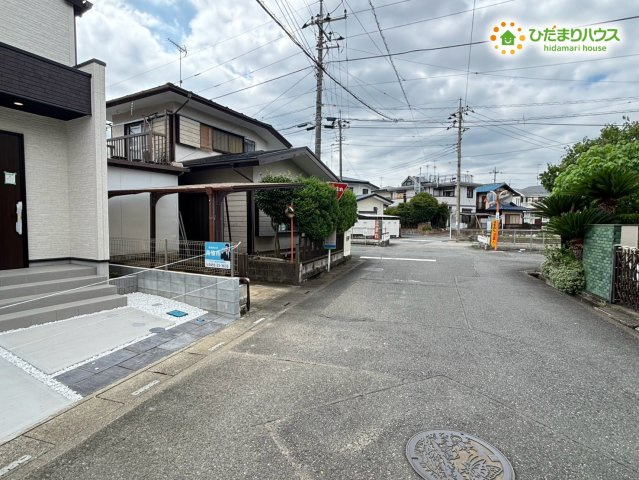 嵐山町志賀　4期　新築一戸建て　グラファーレ　01の前面道路含む現地写真|前面道路幅6.3mで車の出し入れがしやすく、日当たりも良好◎水はけの良い舗装で雨の日も安心して通行できます。静かな環境で落ち着いた暮らしが叶います!