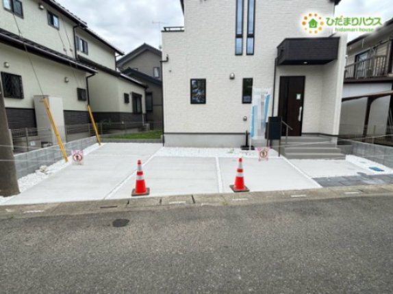 嵐山町志賀　4期　新築一戸建て　グラファーレ　01の駐車場|2台分のカースペースを確保した使い勝手の良い駐車場です！前面道路が広く、車の出し入れがスムーズです。坂道もなく、毎日の運転が快適にできる環境です!