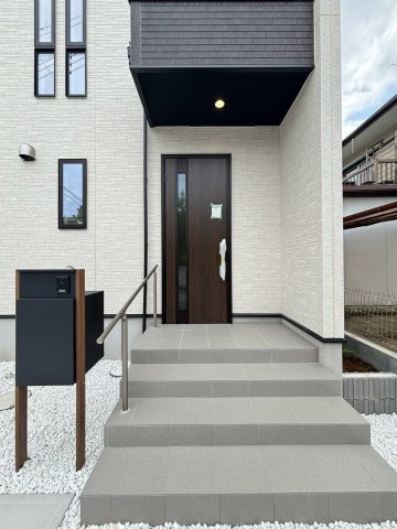 嵐山町志賀　4期　新築一戸建て　グラファーレ　01の玄関|広さのある玄関ポーチは家族の出入りがしやすく、ゆったりとした動線が整った心地よいスペース。屋根付きで雨の日も安心して使え、荷物の受け渡しやベビーカーの出し入れもスムーズです♪