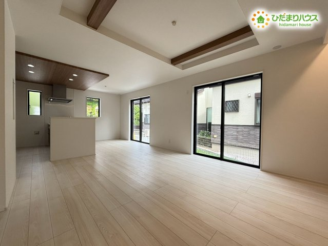 嵐山町志賀　4期　新築一戸建て　グラファーレ　01の居間・リビング|折上天井を採用したLDKは、視界が広がる開放的な空間♪家族がゆったり過ごせる雰囲気で、食事や団らんがより楽しくなる居心地の良さが魅力です(*^-^*)