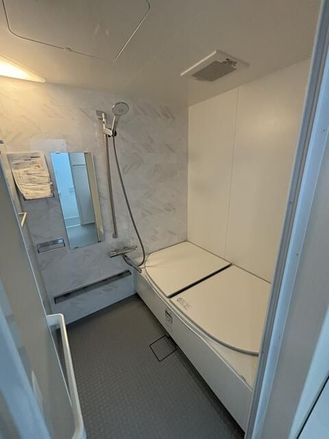 フクイビルの浴室