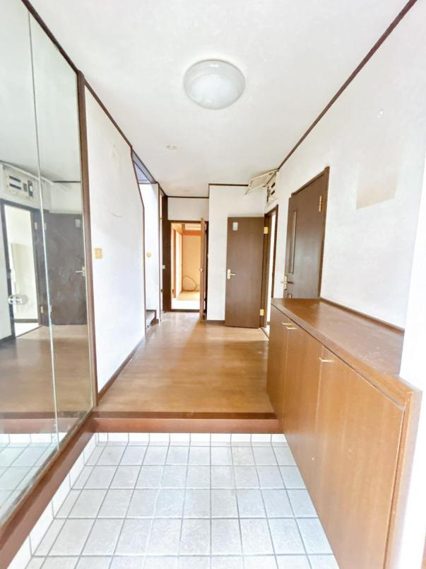 常陸太田市松栄町　中古戸建の玄関