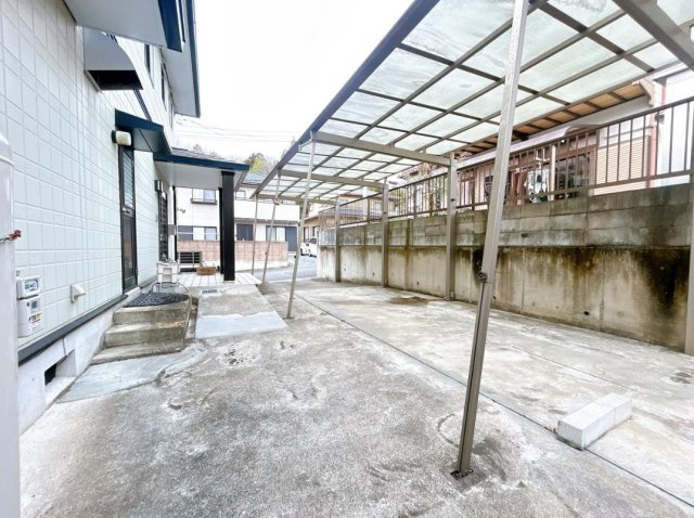 常陸太田市松栄町　中古戸建の駐車場