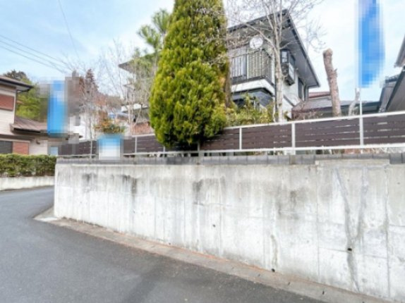 常陸太田市松栄町　中古戸建の前面道路含む現地写真