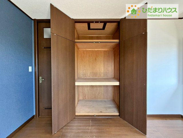 常陸太田市松栄町　中古戸建の玄関|洋室D 収納
