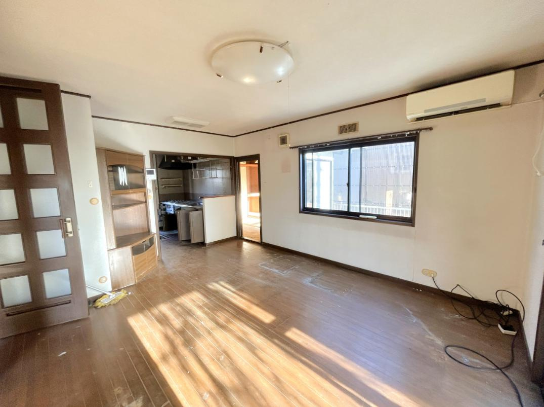 常陸太田市松栄町　中古戸建の居間・リビング|13.7帖の広～いリビングは、ゆったりとした家族だんらんの時間を過ごせます(^^)/