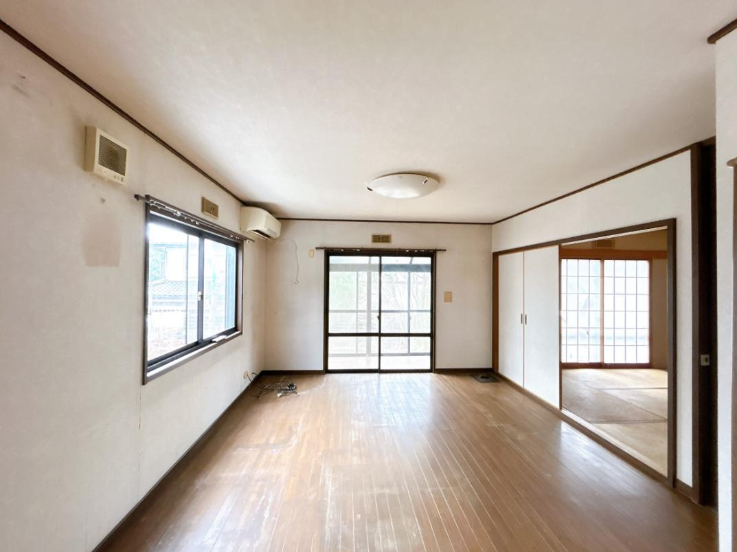 常陸太田市松栄町　中古戸建の居間・リビング