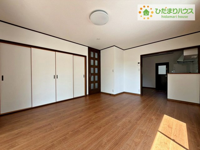 常陸太田市松栄町　中古戸建の居間・リビング|リビング大きな窓からは、暖かな日の光が降り注ぎます・・・