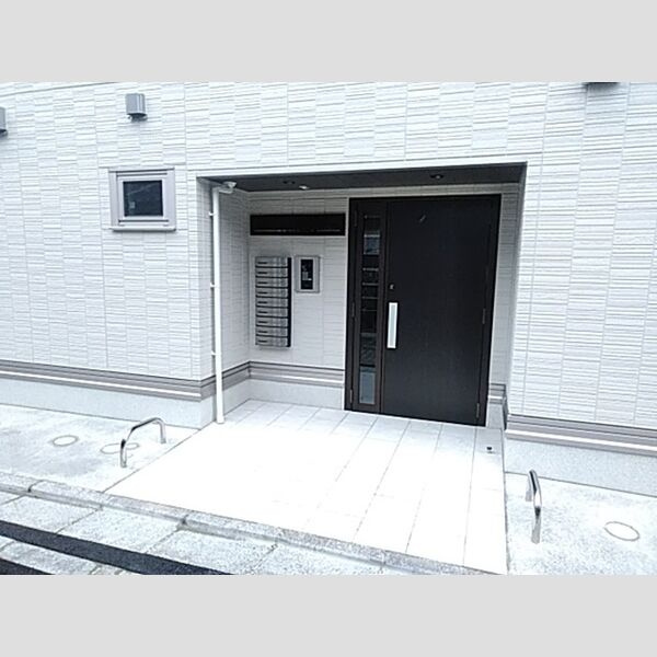 セレナヴィラ小阪Wのエントランス