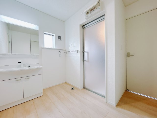 【新築戸建】高崎市金古町第16の独立洗面台|■洗面室（1号棟）｜大きな鏡で朝の身支度もラクラク♪毎日の忙しい準備が楽しくなる洗面所です(^^♪