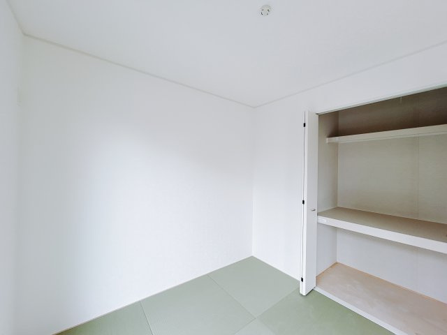 【新築戸建】高崎市金古町第16の和室|■1階和室（1号棟）｜意外と場所をとるアイロンがけや、お洗濯物を畳むときにも広々と使うことができ、ちょっと一休みしたいとき、すぐに横になれるのも魅力です♪