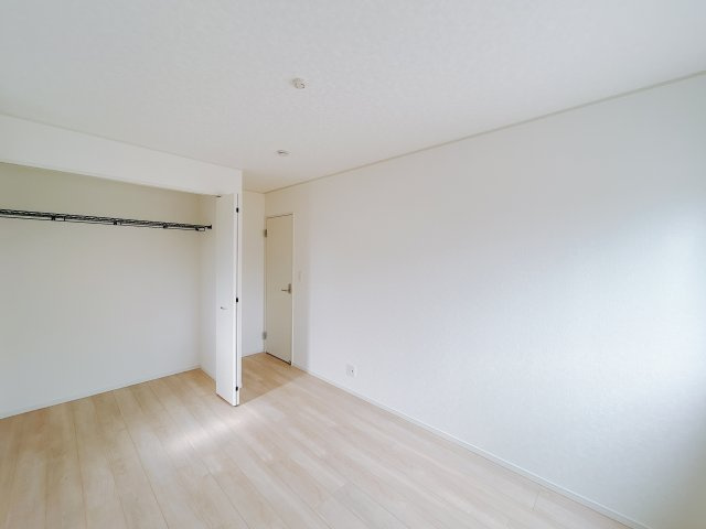 【新築戸建】高崎市金古町第16の洋室|■1階洋室（1号棟）｜お子様の一人部屋にピッタリな洋室。木のぬくもりを感じるフローリングは、天然木の味わいが時とともに深みを増していきます。また、傷にも強く、フリーワックスでお手入れもラクラクです♪