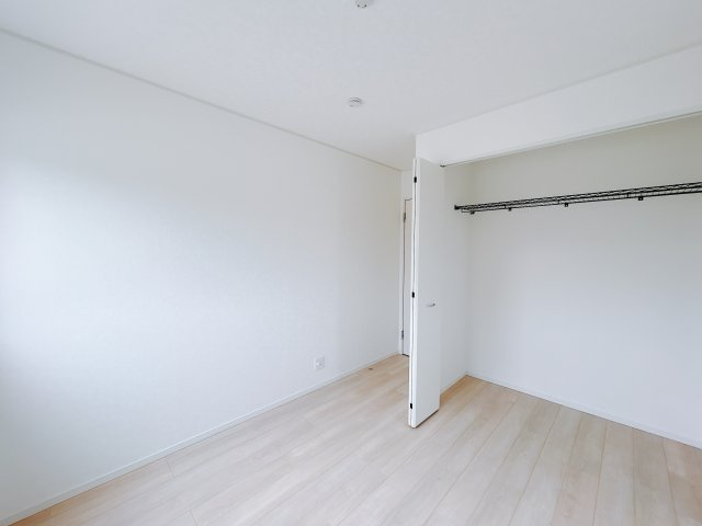 【新築戸建】高崎市金古町第16の洋室|■1階洋室（1号棟）｜ナチュラルカラーの床です。模様替えなどとても楽しく工夫できます♪陽当たり、風通しもとても良いので毎日快適な生活スタートです！子供部屋にも良いですね♪