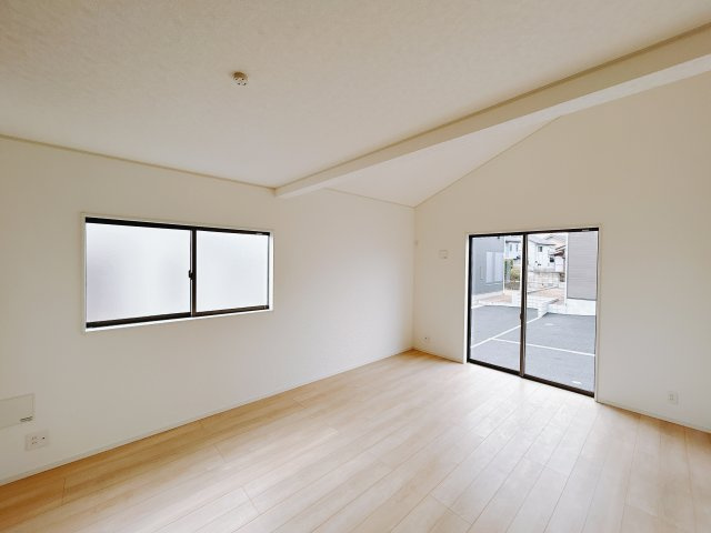 【新築戸建】高崎市金古町第16の居間・リビング|■リビング（1号棟）｜陽当たり良好のリビングダイニング♪賃貸では叶わなかった、お友達とのホームパーティや大音量で映画やテレビを楽しむことができます(*^^*)