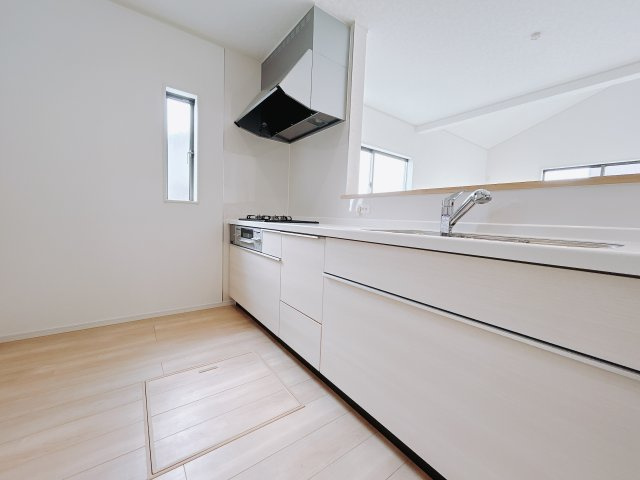 【新築戸建】高崎市金古町第16のキッチン|■キッチン（1号棟）｜ワークトップの幅が広く、お子様といっしょにお料理をつくったり、ちょっとしたパーティーも楽しめます。フラットなのでお掃除がしやすいのもポイントです♪