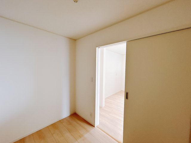 【新築戸建】高崎市金古町第16の洋室|■フリースペース（1号棟）｜リビングの横にはフリースペースをご用意しています☆収納としても使用できますので嬉しいですよね！