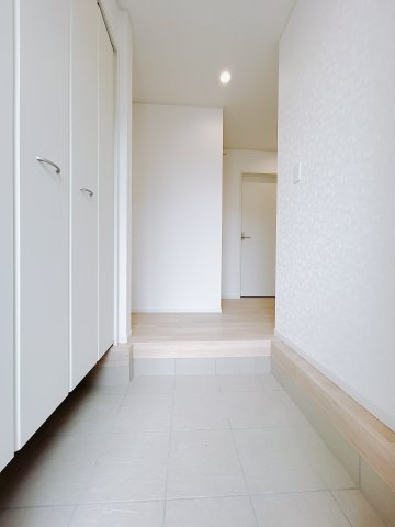 【新築戸建】高崎市金古町第16の玄関|■玄関（1号棟）｜毎日の「いってらっしゃい」や「お帰りなさい」を大切なご家族と過ごす玄関は〈使いやすさ〉を追求しております。玄関横の物入は急な来客時でもさっとお片付けできるスペースを確保しています。