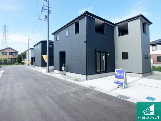 揖保郡太子町佐用岡　新築一戸建ての前面道路含む現地写真|周辺は閑静な住宅街！前面道路広々で車の出し入れも便利です。駐車が苦手な方でも安心して車庫入れできます！