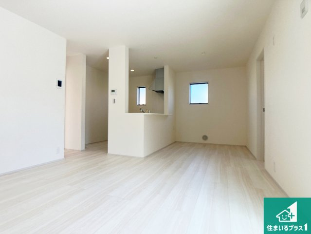揖保郡太子町佐用岡　新築一戸建ての居間・リビング|日当たり良好の明るいリビングで朝の目覚めもスッキリできそう！対面キッチンでご家族のコミュニケーションも自然と増える設計！小さなお子様が遊ぶスペースを作っても広々とくつろげるLDK！