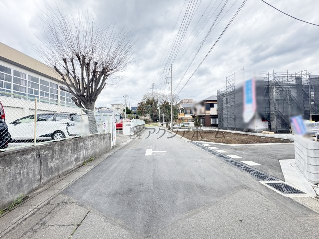 入間市大字下藤沢・全13棟　新築一戸建　12号棟の前面道路含む現地写真