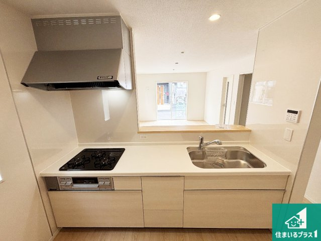 29日(土)30日(日)現地ご見学可能！高槻市唐崎中　全3邸のキッチン|リビングと統一感があり、使い勝手のいいキッチン。広々としているので、二人並んで作業が出来ちゃいます。お子様と一緒に色々なお料理に挑戦できるスペースがあります。