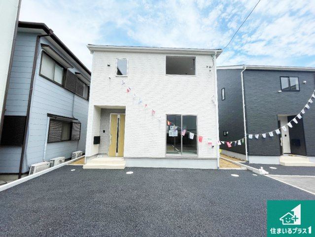 高槻市唐崎中　第3期　新築一戸建ての駐車場|並列２台駐車可能！ゆとりの駐車スペースで車庫入れもスムーズ！