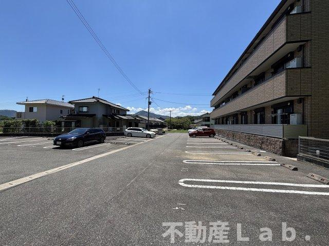 グランソレイユ　A棟の駐車場