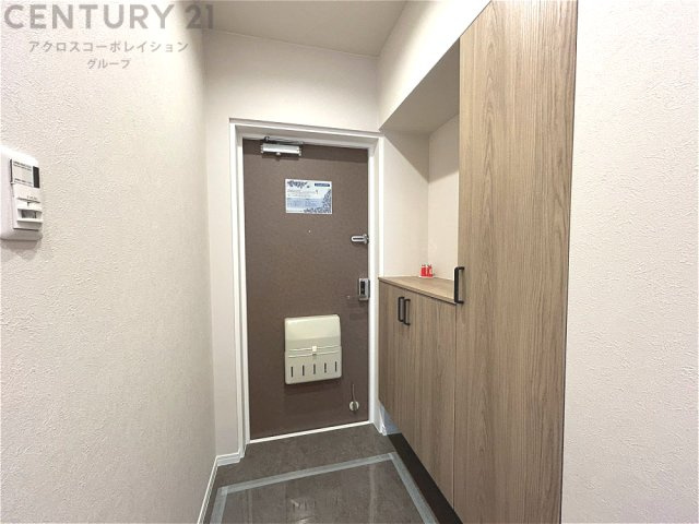 大きな玄関収納付きの玄関です　家族皆様の履物をしっかり収納できます