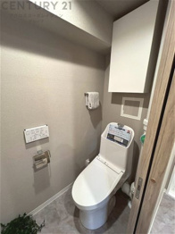 温水洗浄便座付トイレは温水洗浄機能により、暖かい水でおしりを洗浄することができ、冷たい水を使う従来の便座に比べ、温水洗浄機能で暖かいトイレを提供し、快適な使用を可能にします。