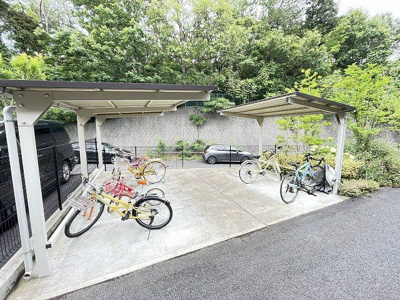 【その他共用部分】 | ビューテラス白鳥 | 屋根付きの駐輪場があるので雨が降っても安心です☆自転車はちょっとした移動手段に便利ですよね！