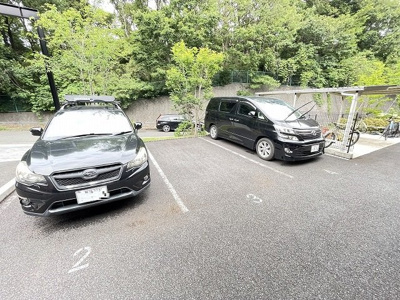 【駐車場】 | ビューテラス白鳥 | いつでも目の届く敷地内に駐車場があります♪お車をお持ちのファミリーさんにオススメです☆