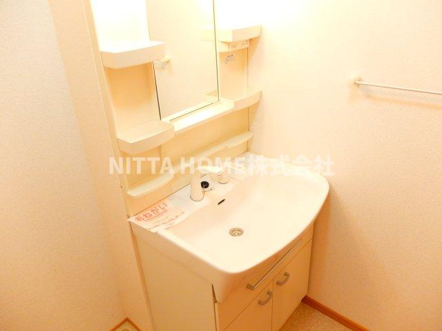 エスペランサⅠの洗面所|シャワー付きの洗面台で朝の準備も楽々です＊