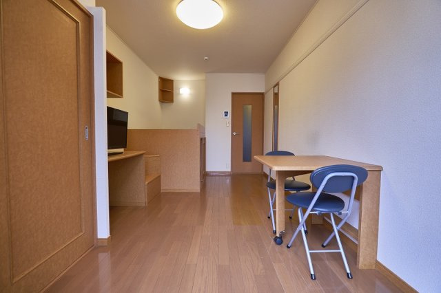 静岡市葵区与一２丁目のアパートの居間・リビング|こちらのリビングで趣味の時間をお楽しみください