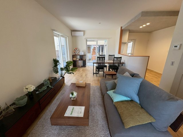 ONEHOUSE 行橋市行事2丁目15号地　新築一戸建ての居間・リビング|家具セットで生活がイメージしやすいですね♪
【行橋市　新築一戸建て】
