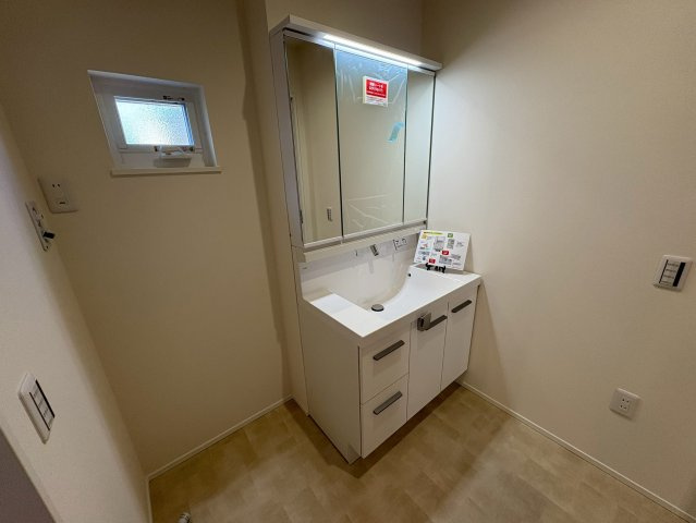 ONEHOUSE 行橋市行事2丁目15号地　新築一戸建ての独立洗面台|三面鏡付き洗面台で朝の身支度もラクラク♪
【行橋市　新築一戸建て】