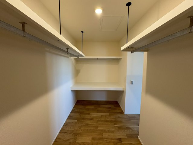 ONEHOUSE 行橋市行事2丁目15号地　新築一戸建ての収納|ウォークインクローゼット付き洋室♪作業台スペースも完備！！
【行橋市　新築一戸建て】