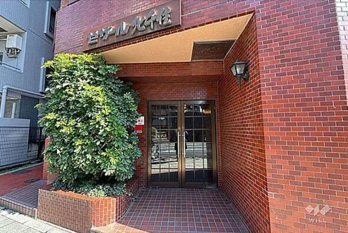 セザール北千住のエントランス|植栽が美しく映えるエントランスが、住まいに上品な印象をプラス。日常に心地よい落ち着きをもたらします