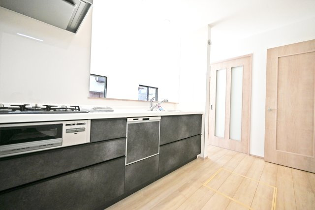 ハートフルタウン伊丹市車塚1丁目のキッチン|キッチンからリビング全体を見渡せるので、小さなお子様がいらっしゃるご家庭も安心してお料理することができます。