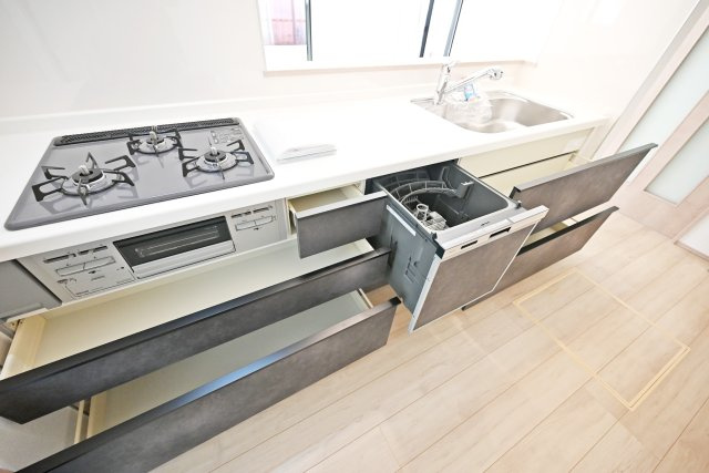 ハートフルタウン伊丹市車塚1丁目のキッチン|キッチン下の収納スペースには、大きなお鍋やフライパンのような調理器具もスッポリ入ります。又、食後の面倒な片付けも食洗機があれば楽ちんですね。