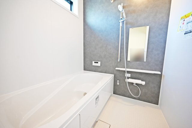 ハートフルタウン伊丹市車塚1丁目の浴室|足をゆっくりのばしてゆっくりできるサイズの浴槽で一日の疲れを癒したら、ぐっすり眠れそうです。