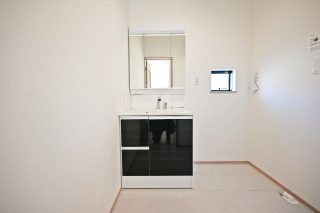 ハートフルタウン伊丹市車塚1丁目の独立洗面台|三面鏡裏の収納スペースにはスキンケア化粧品や整髪料などの小物を収納。洗面ボウル下の引き出しにはタオルや洗剤等をキレイに収納し、洗面台周りをキレイに保てます。