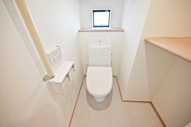 ハートフルタウン伊丹市車塚1丁目のトイレ|一年を通して快適に利用できる、温水洗浄便座付トイレです。